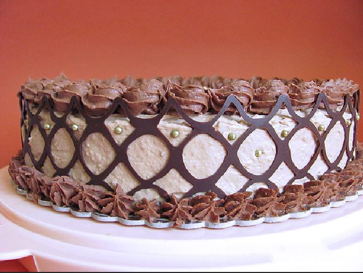 ČOKOLADNA OGRADA ZA TORTE. Zbog velikog interesovanja evo uputstva za pravljenje ograde od čokolade za torte. Nemojte se uplašiti...